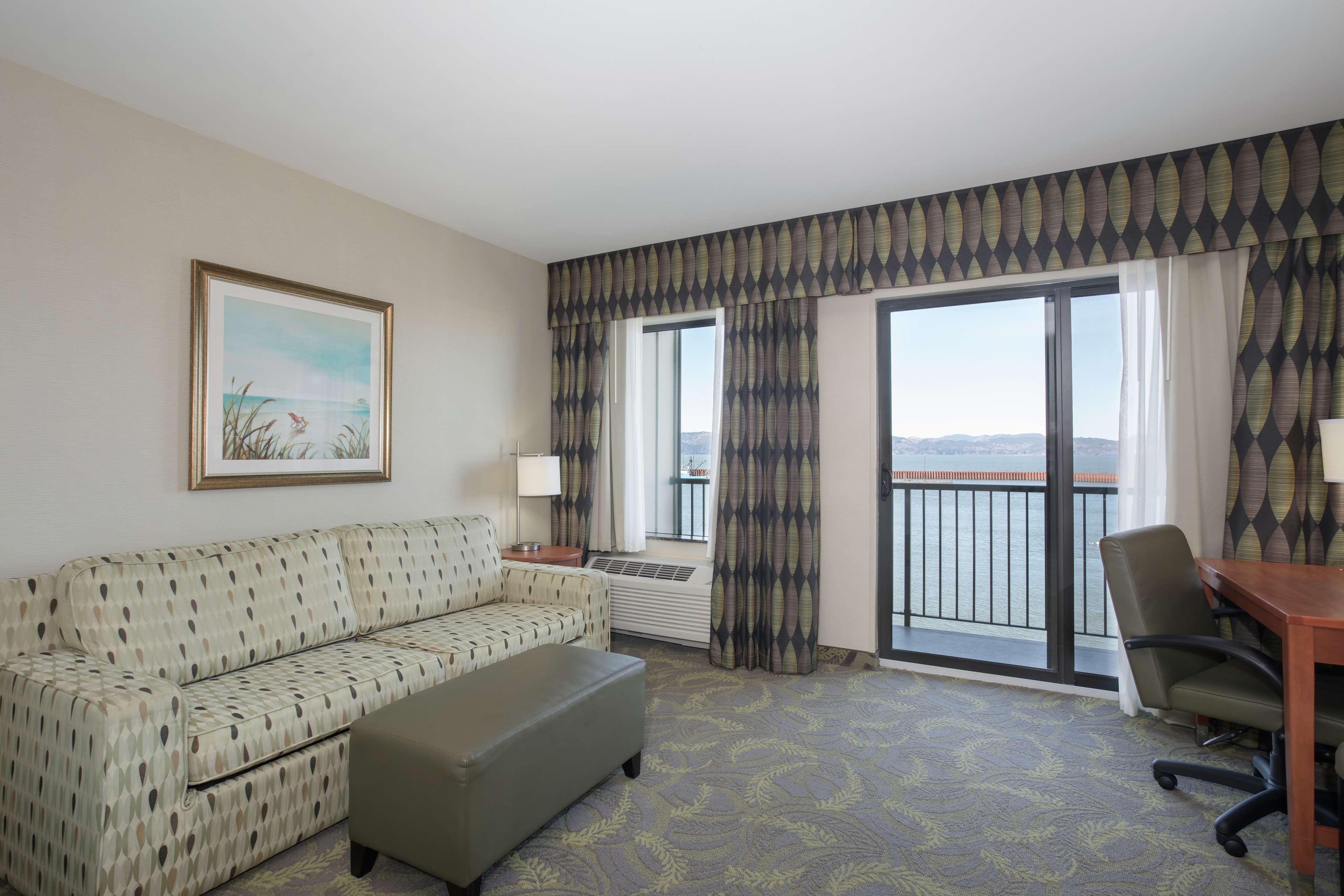 Hampton Inn & Suites Astoria Exteriör bild