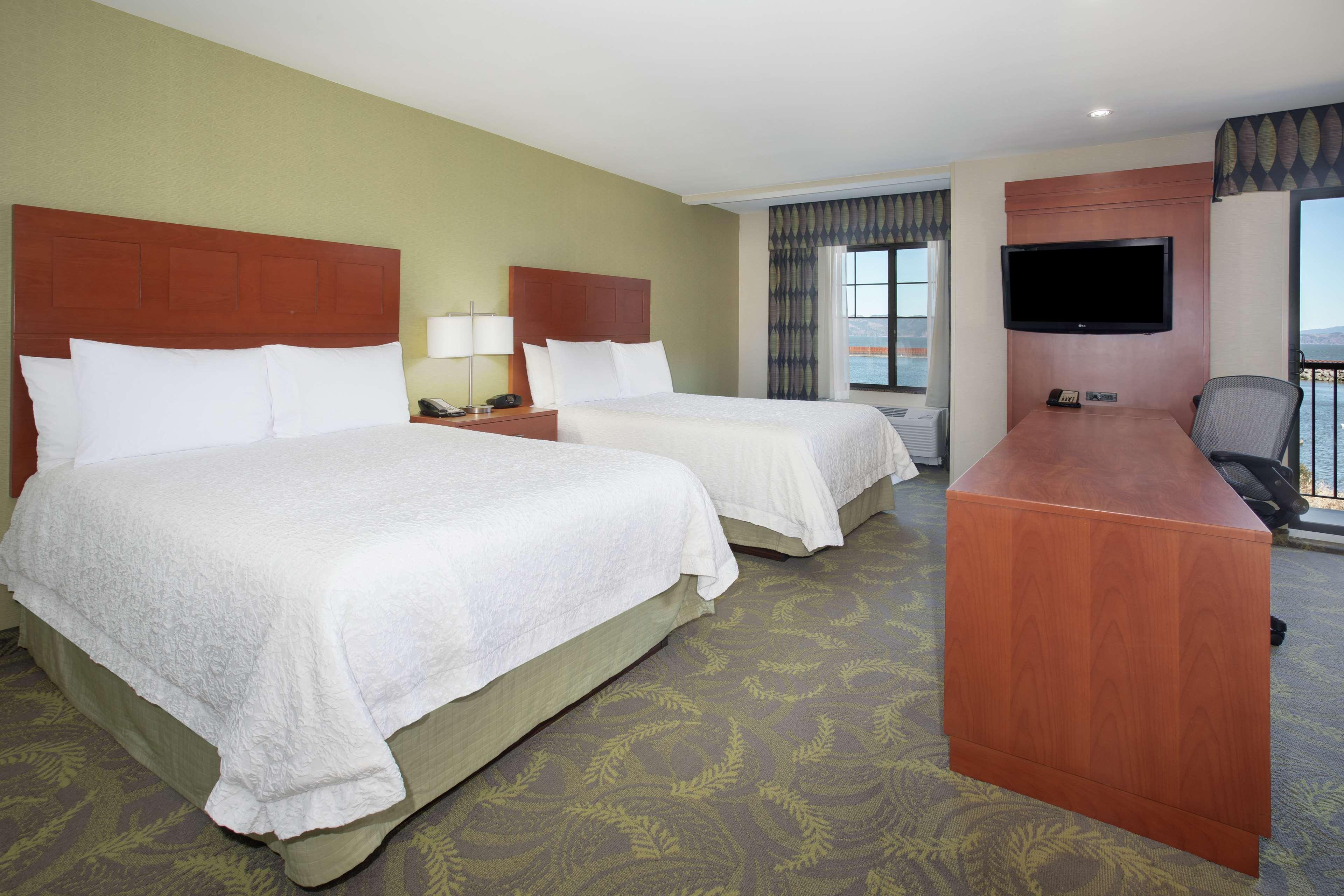 Hampton Inn & Suites Astoria Exteriör bild