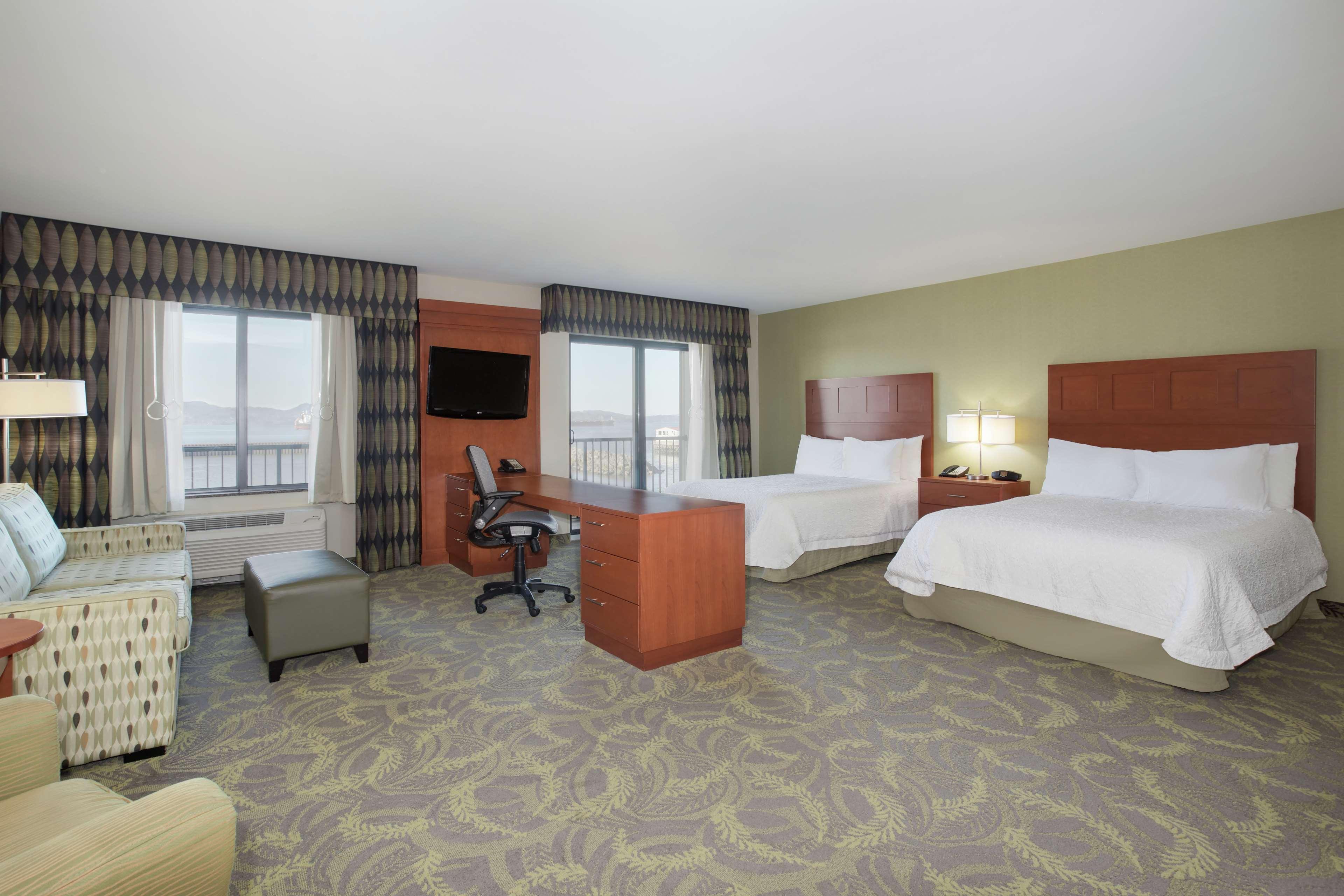 Hampton Inn & Suites Astoria Exteriör bild
