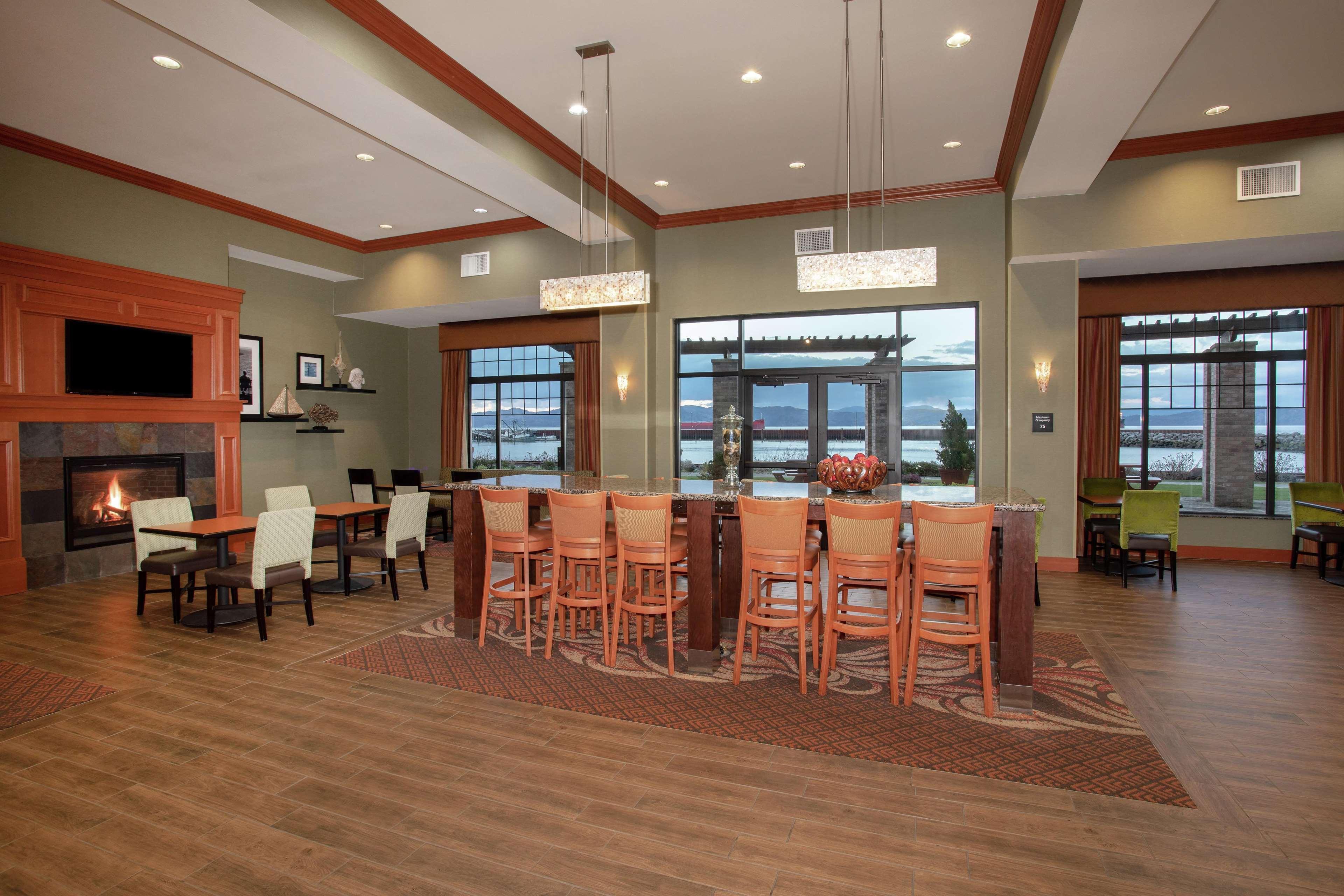 Hampton Inn & Suites Astoria Exteriör bild