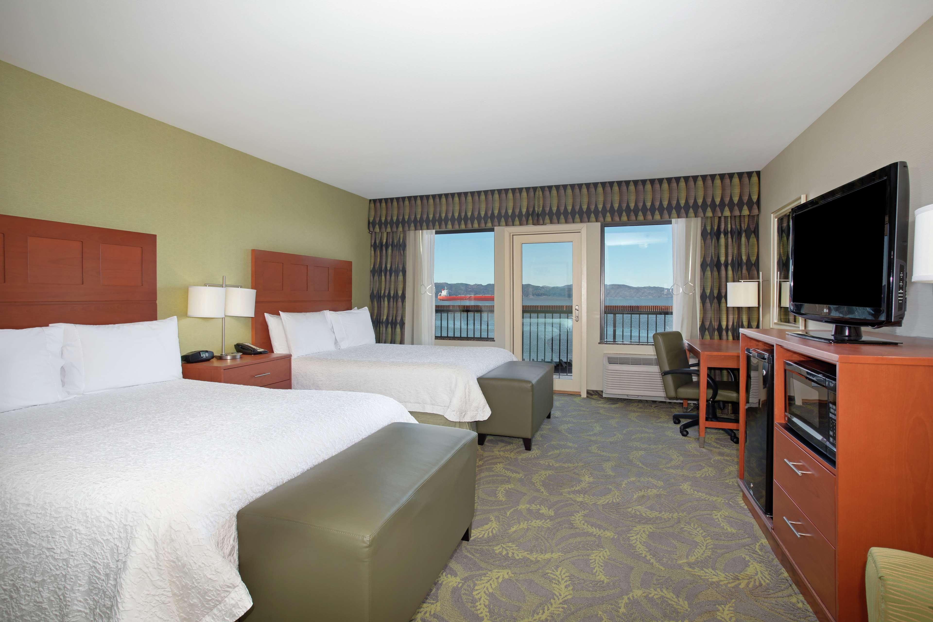 Hampton Inn & Suites Astoria Exteriör bild
