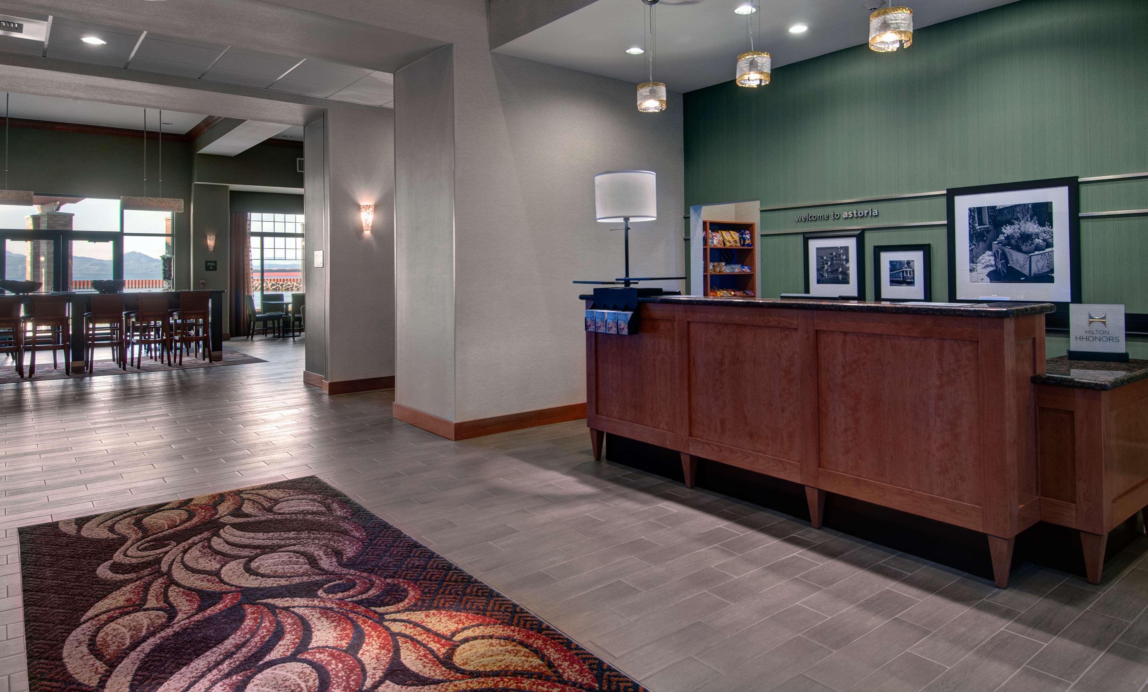 Hampton Inn & Suites Astoria Exteriör bild