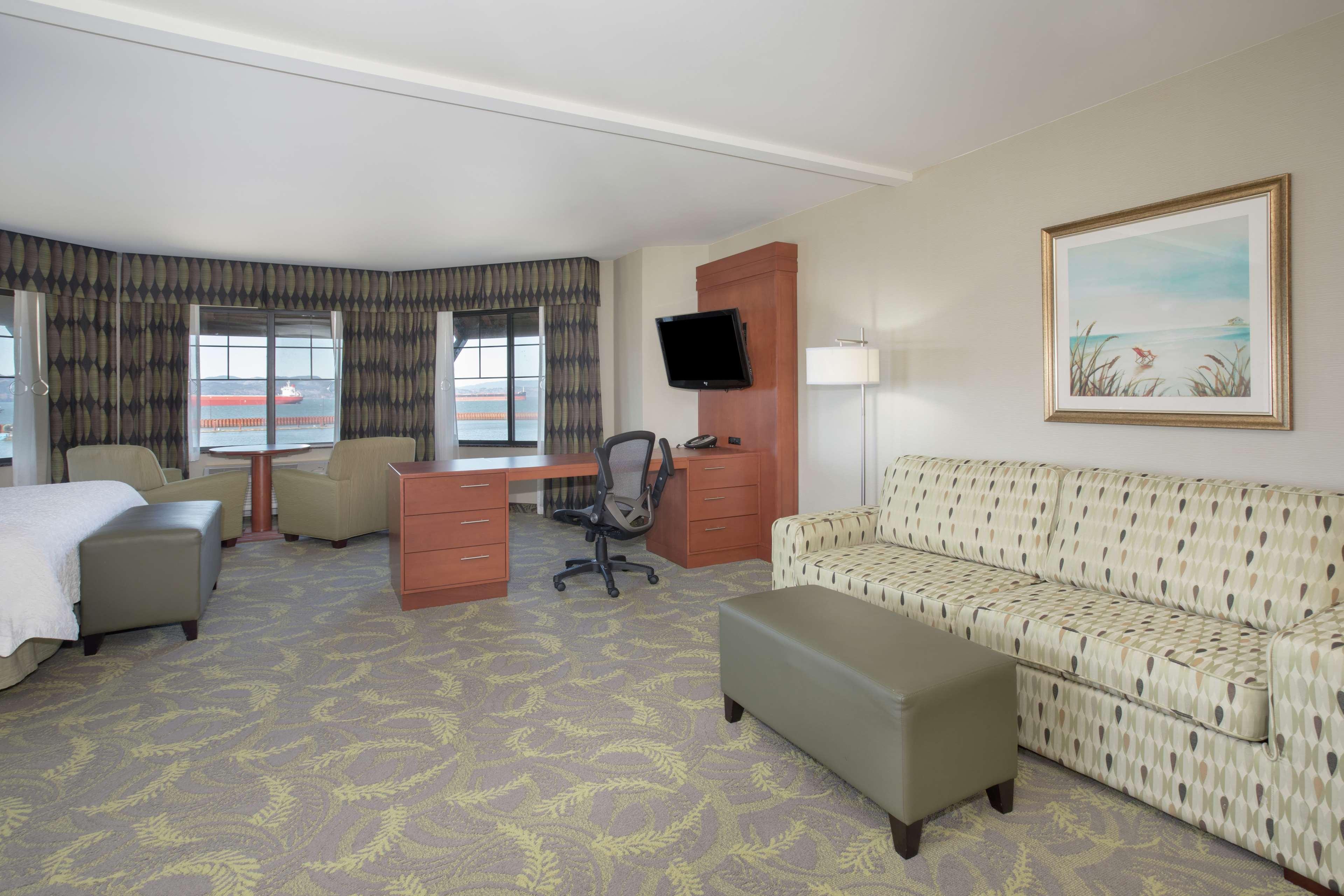 Hampton Inn & Suites Astoria Exteriör bild