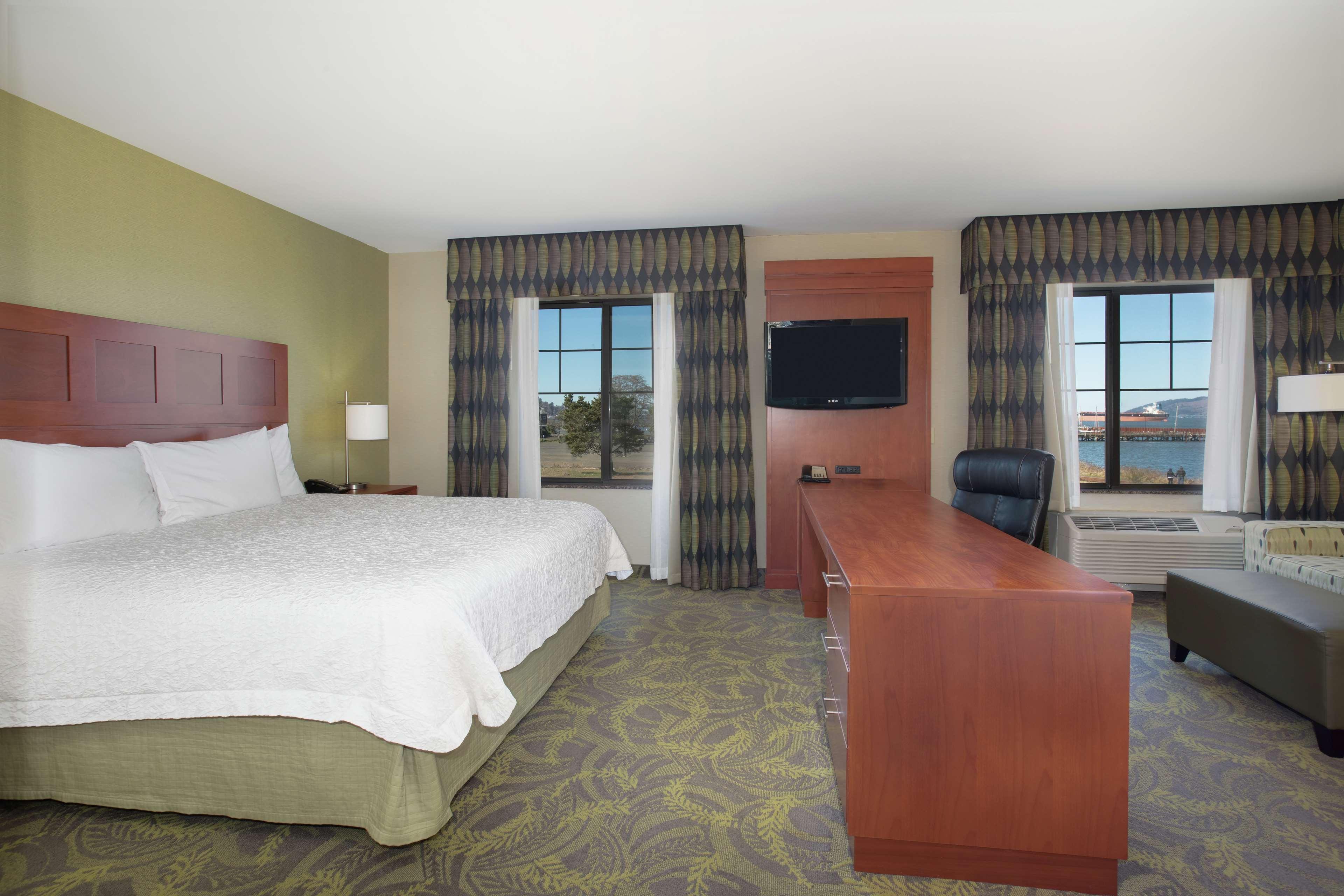 Hampton Inn & Suites Astoria Exteriör bild