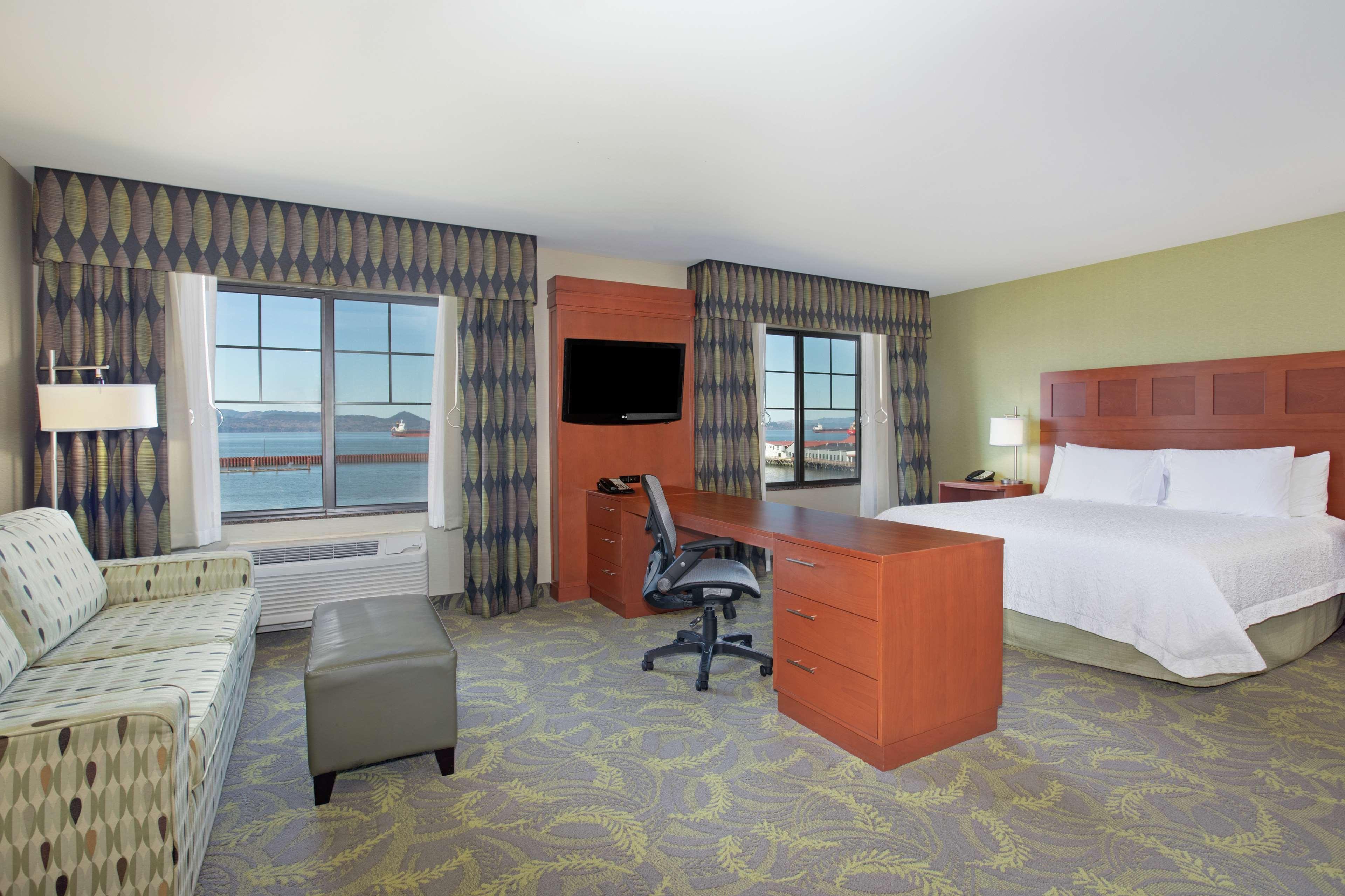 Hampton Inn & Suites Astoria Exteriör bild