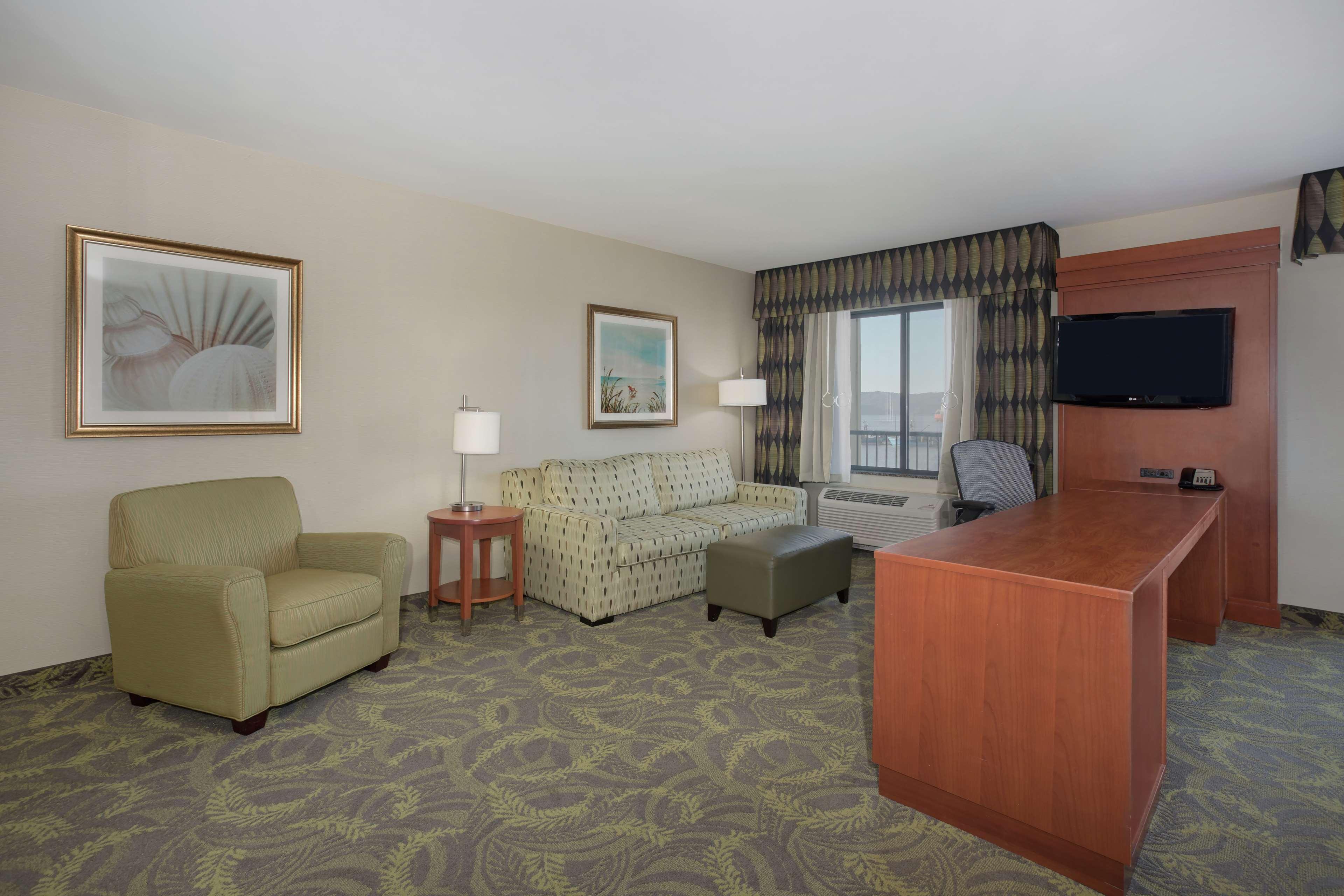 Hampton Inn & Suites Astoria Exteriör bild