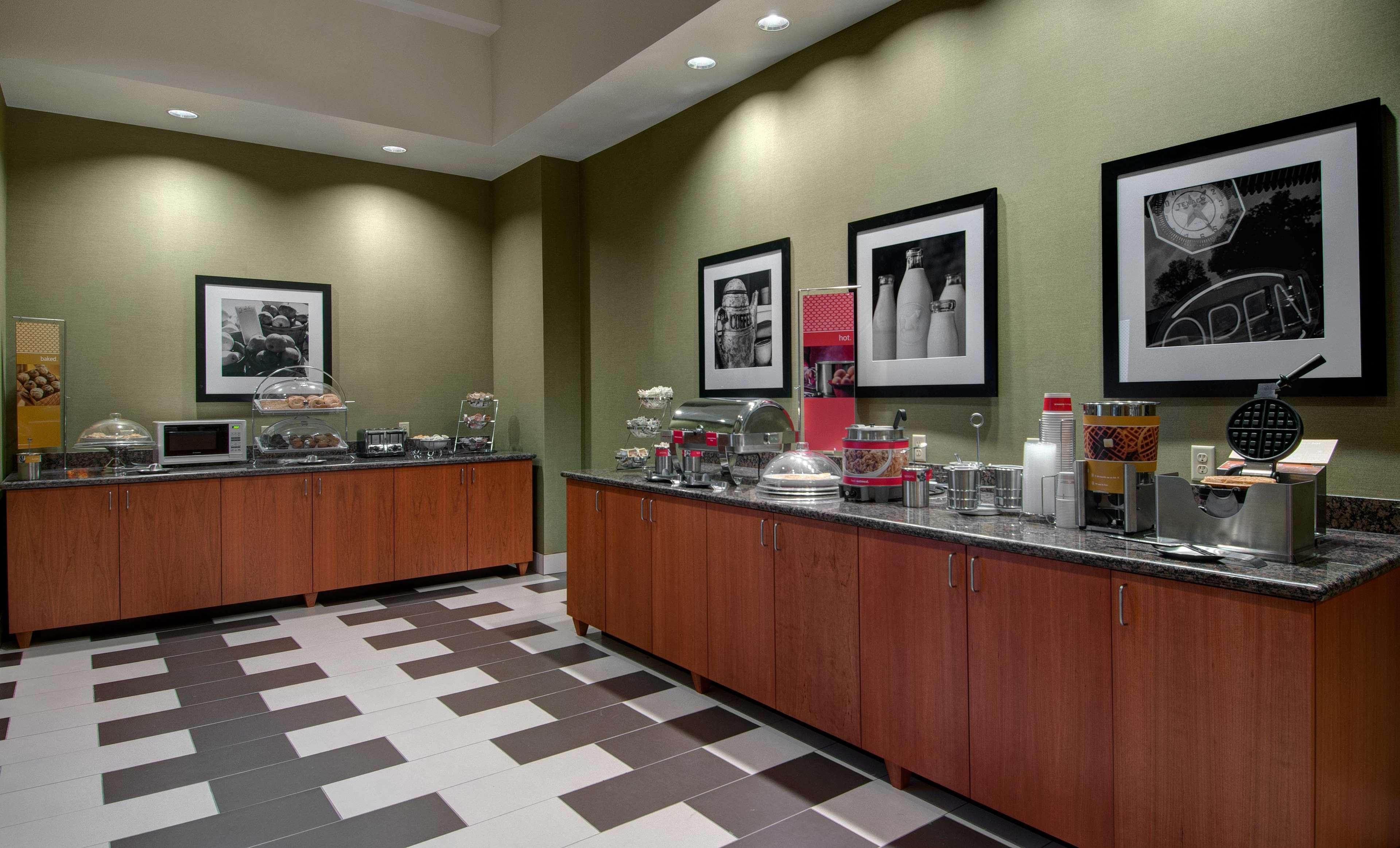 Hampton Inn & Suites Astoria Exteriör bild